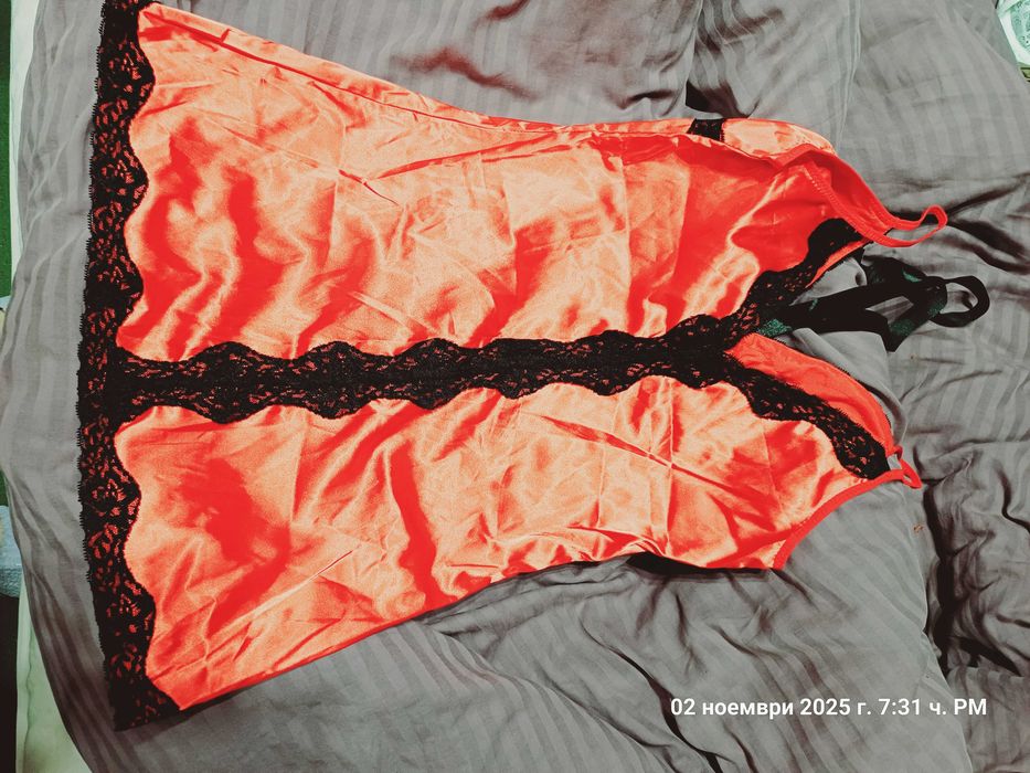 Сатенена червена нощница с черна дантела