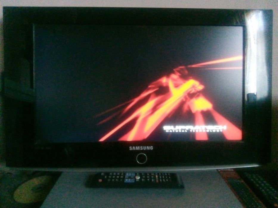 TV LCD Samsung, 66 cm, telecomandă și cablu de alimentare.