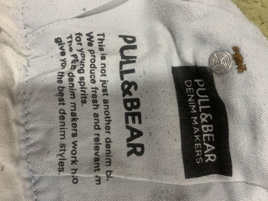 синие джинсы популярного бренда Pull & Bear.