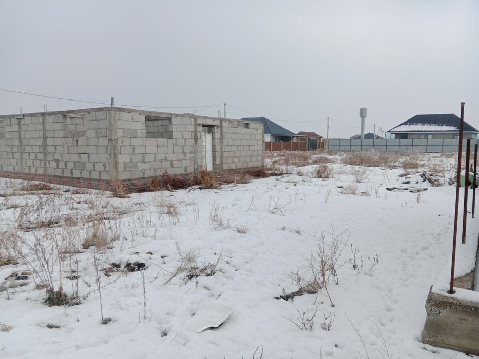 Продам недостроенный дом с участком