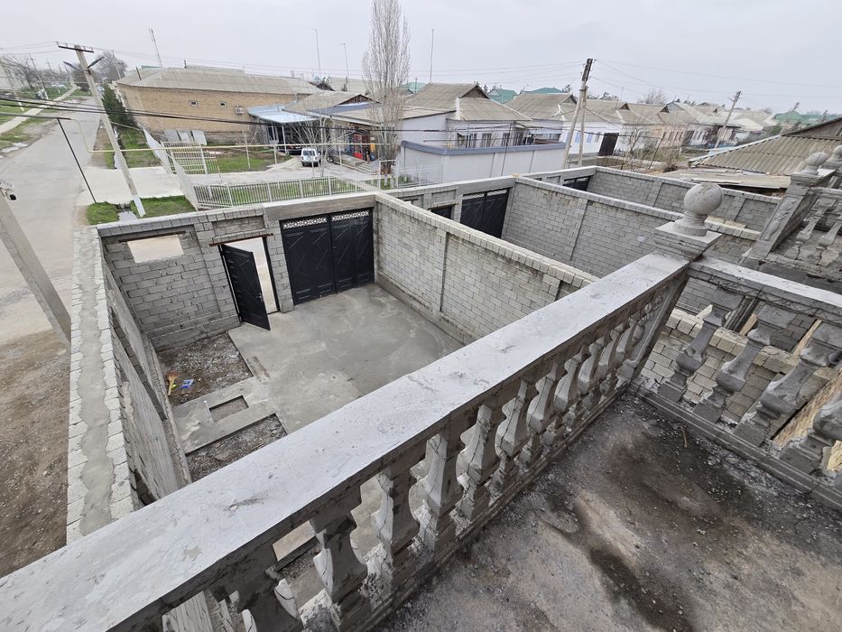 Gulistonning markazida 2 etajli uylar sotiladi.