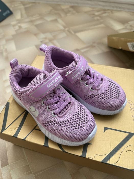 Продам новые детские кроссовки