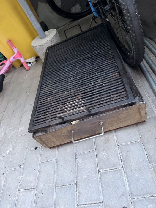 Gratar inox  folosit de 2 ori in stare excelenta . Pentru mai multe detali  sunati  la numarul afisat
