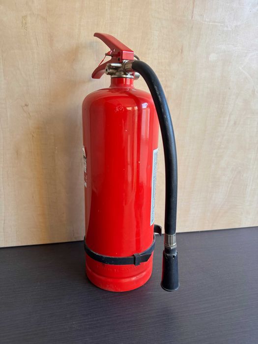 Stingător Eurosting P3 cu pulbere ABC 3 kg, cu manometru, presurizat permanent