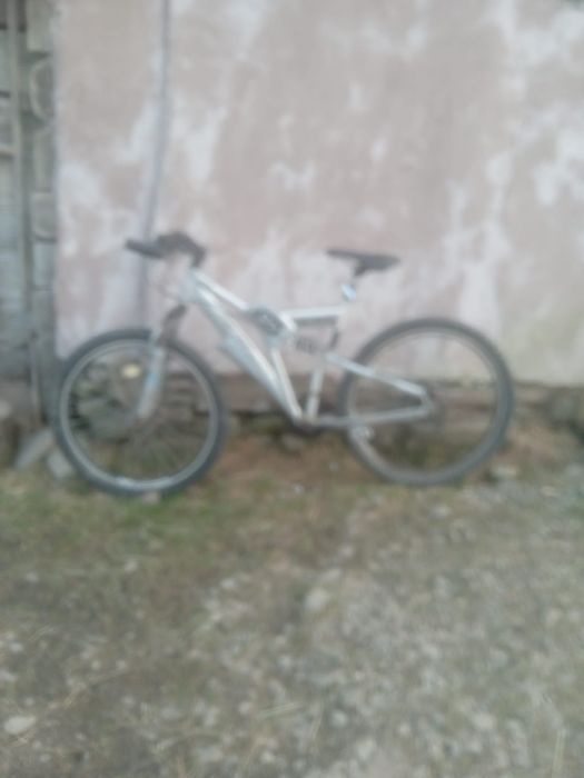 Vând bicicleta de culoare grie