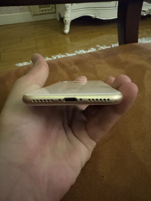 iPhone 8 Gold.