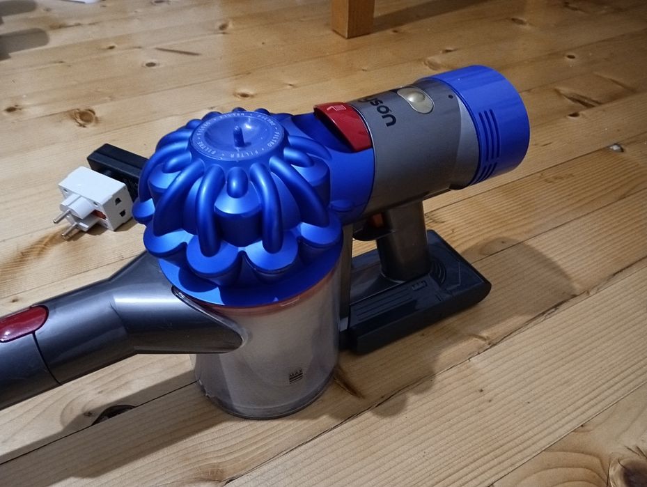 Отлична безжична Dyson V8 прахосмукачка с нова батерия и аксесоари