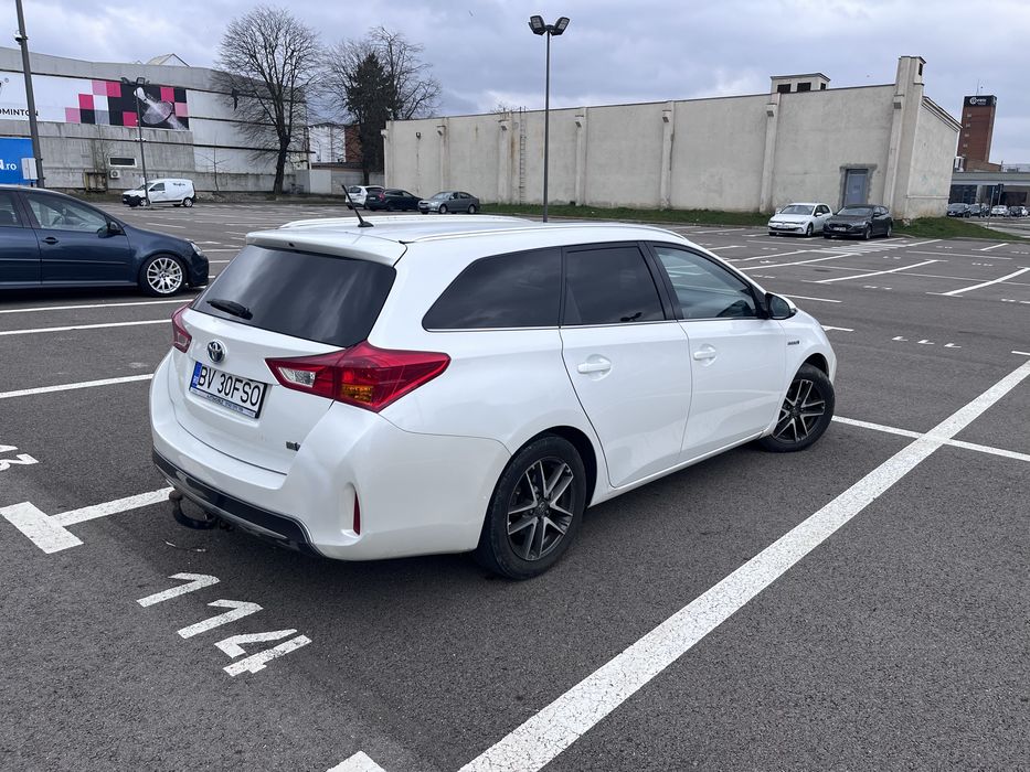 Toyota Auris Hybrid Gpl 2015 alb perlat