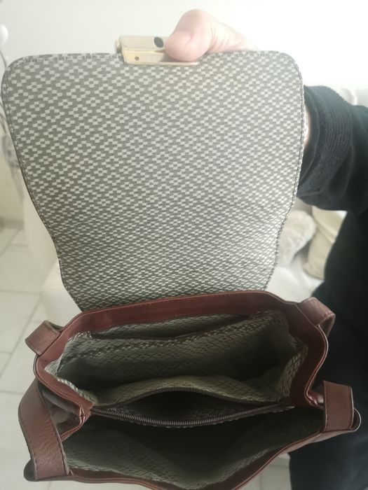 Чанта от естествена кожа.