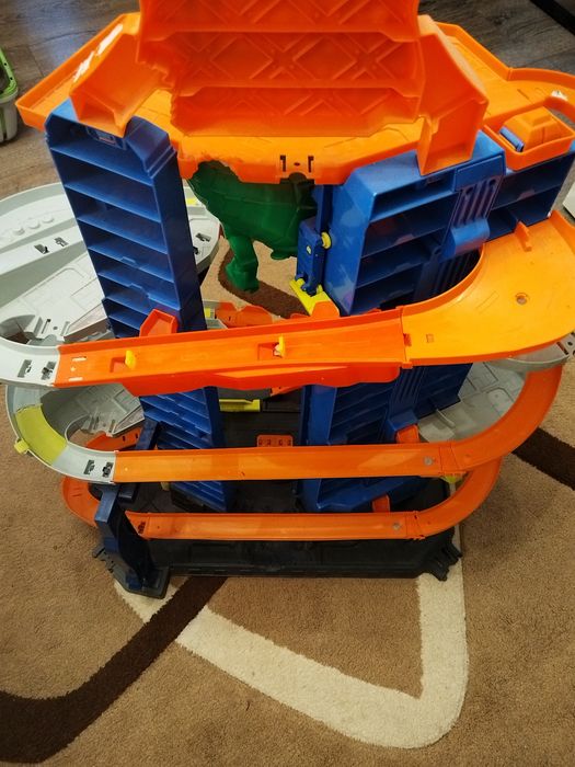 Hot wheels ultimate garage