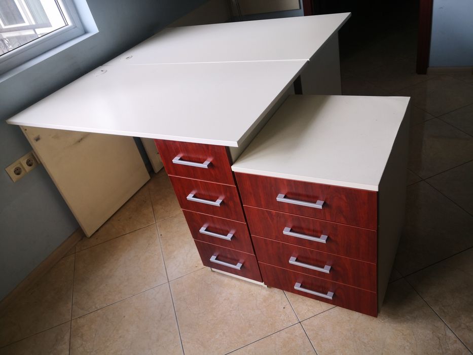 Продавам бюра, офис шкафове и оборудване, запазени .