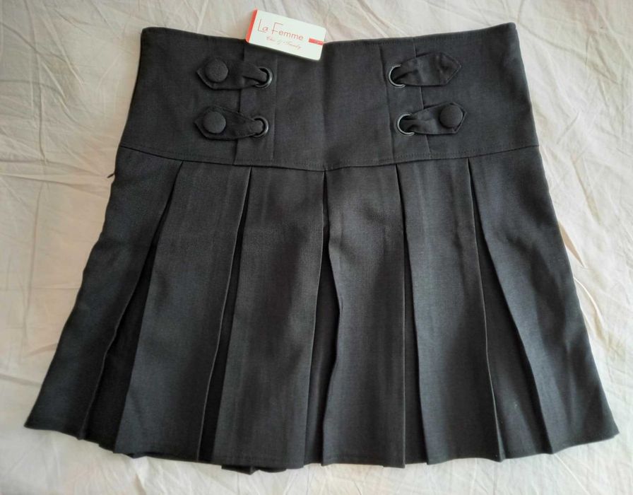 Fusta neagra noua scurta cu pliuri 42 un nasture cazut dar disponibil