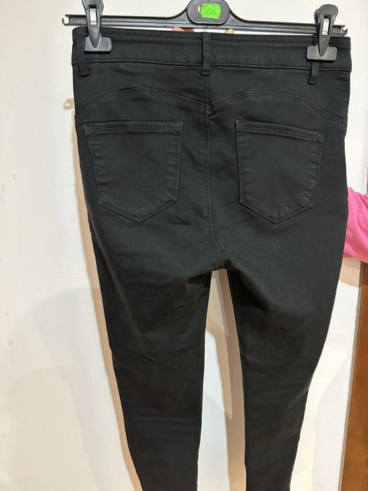 Blugi negri mai scurti