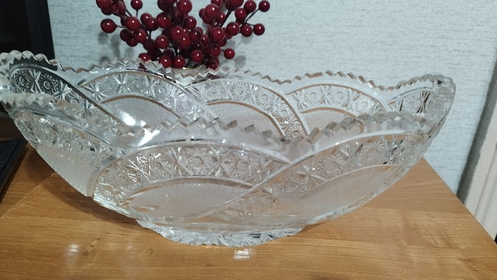 Продам хрустальную вазу-ладью