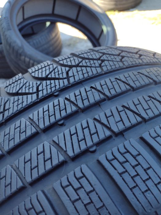Почти нови 2бр.255/35/20 Pirelli P zero Winter dot2721