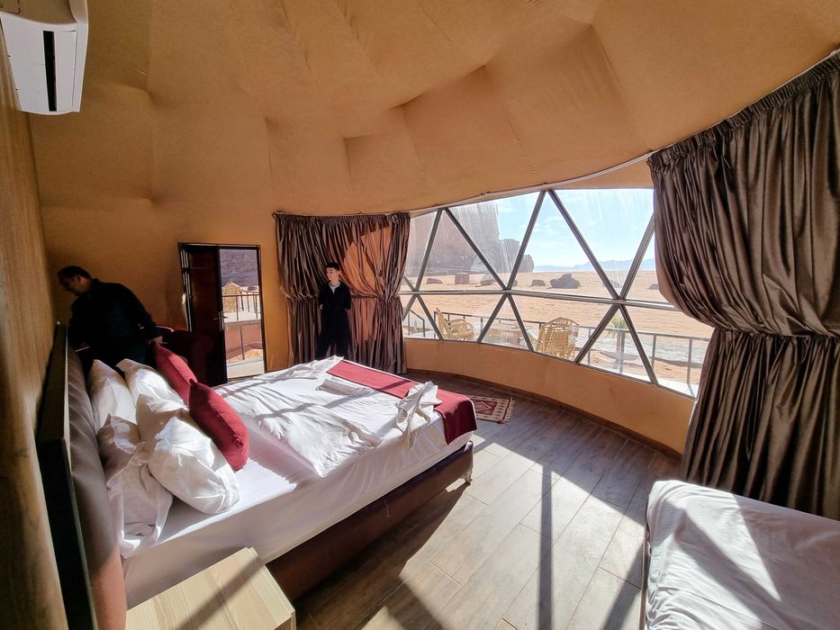 Igloo glamping premium 30 mp,crem,izolatie aluminiu,geam sticla