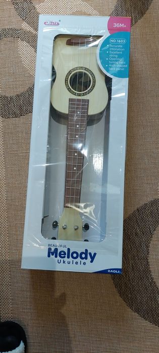 Продавам детска китара