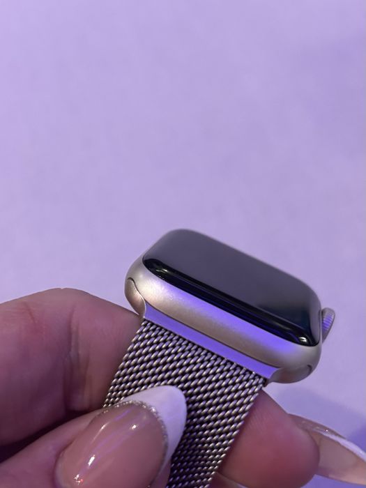 Продавам Apple Watch SE