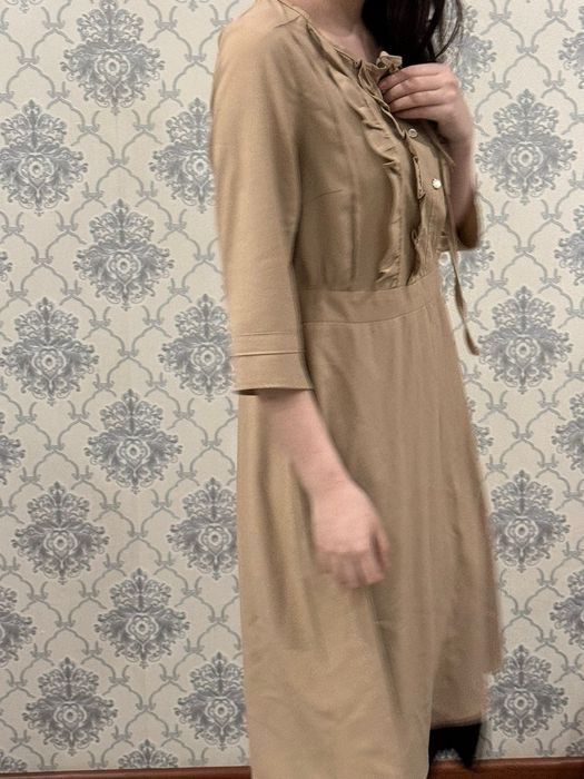 Платье бежевого оттенка