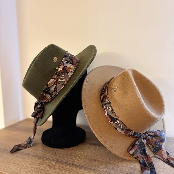 Ръчно изработена шапка в два цвята