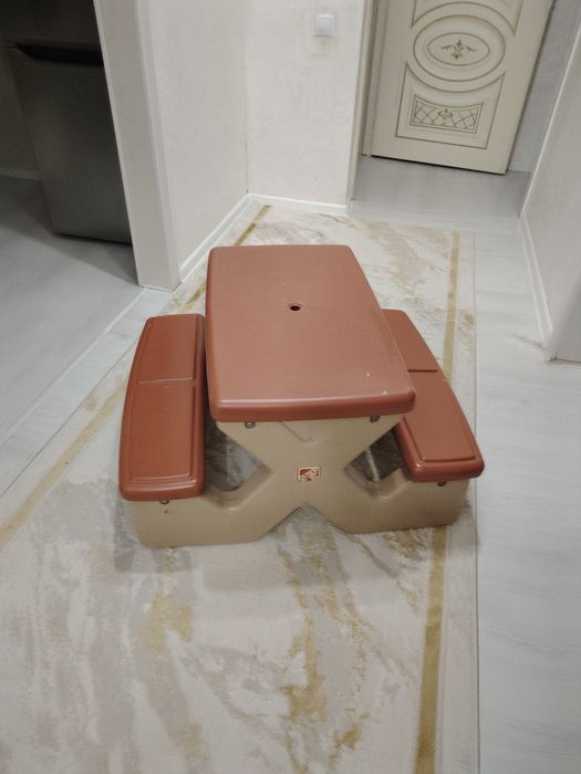 Стол. Пластик прочные