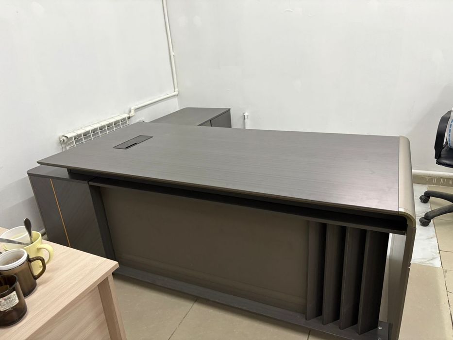 Офисные столы стулья