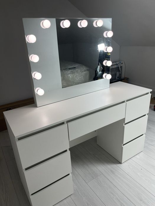 Козметична тоалетка с холивудско огледало