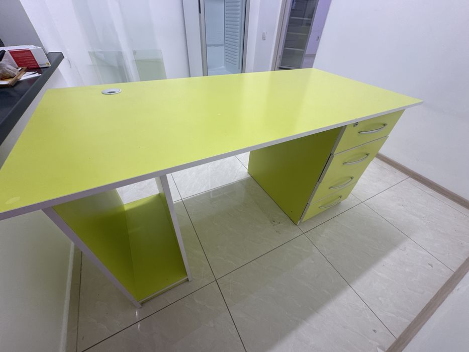 Стол, ветрина, комплект