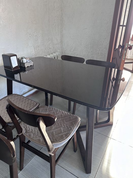 Стол со стульями и диван