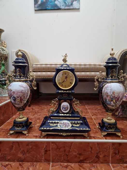 Страхотен италиански порцеланов каминен часовник с 2 декораций