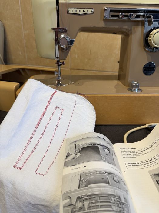 Masina de cusut festonat Ideal coase la gros