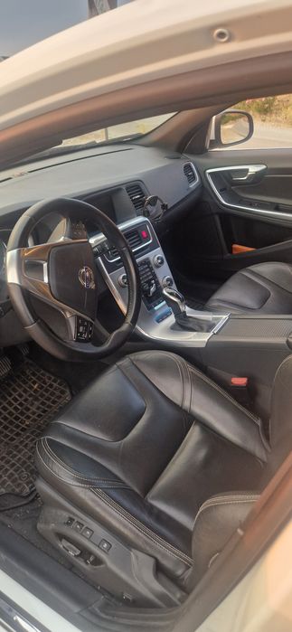 Vând Volvo V60 D6 AWD plug în hibrid