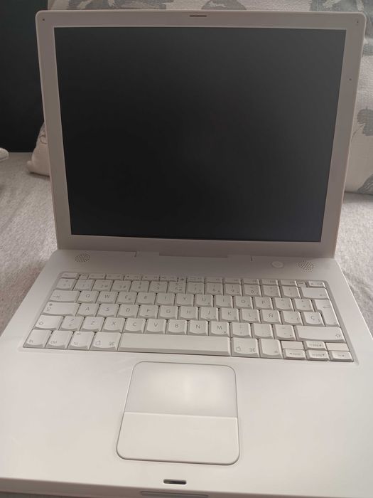 Лаптоп Apple Епъл