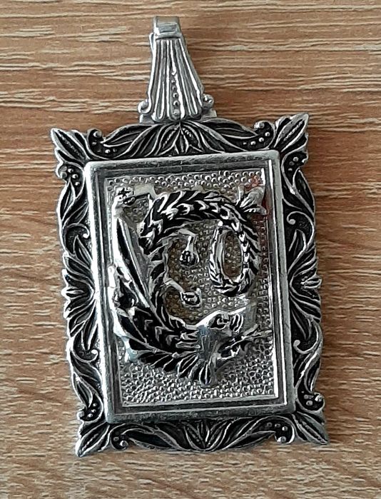 Красива брошка от миналотокръстчета , и нов,Луксозен ключодържател GUE