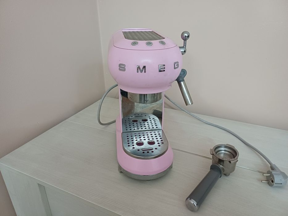 Кофеварка розовая Smeg