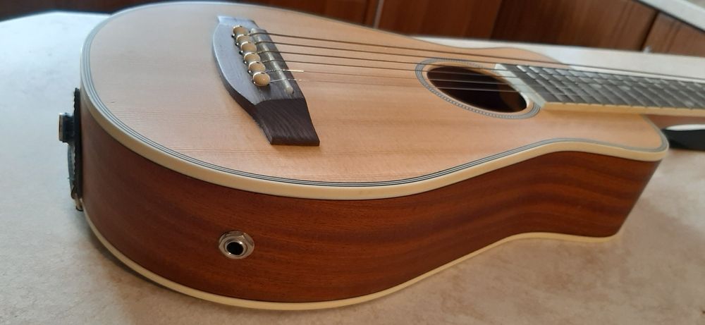 Mini chitară electroacustica