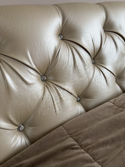 Двухспальная кровать без матраса