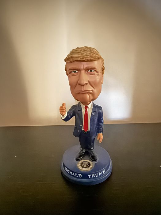 Figurina Donald Trump (gen Bob da din cap)