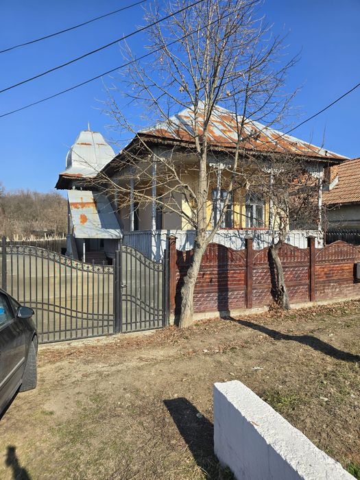 Casă tradițională de vânzare – cu prispă și teren generos de 680 m²