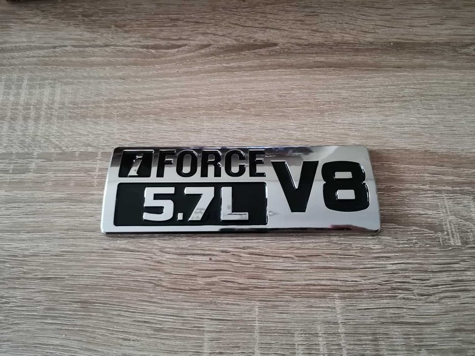 сребриста с черно емблема i-Force V8 5.7L за Toyota