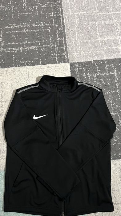 nike sportswear горнища