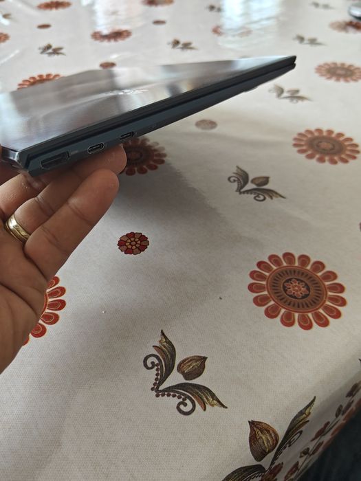 Asus ZenBook 13 cu procesor i7 11th RAM  16 GB Ssd  512 GB