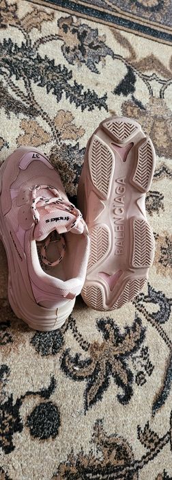 Vând adidasi impecabili