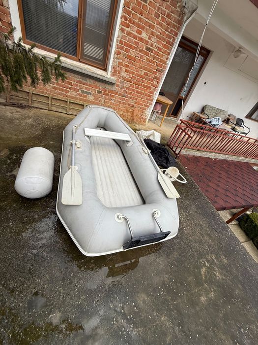 Продавам лодка Tohamaran 2,80