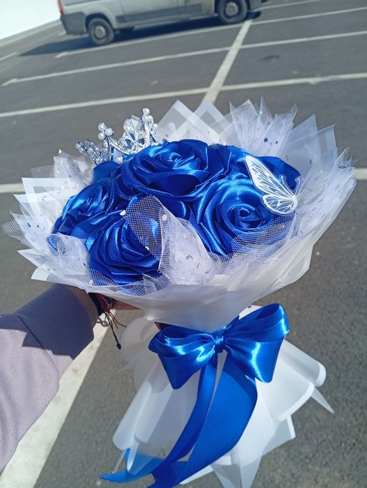 Buchet elegant de trandafiri din satin