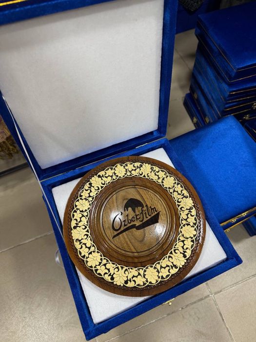 Декоративное блюдо из орехового дерева — ручная работа с логотипом