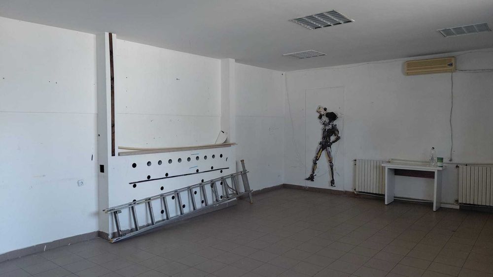 De inchiriat spatiu comercial de 3 mp in zona Ciresica si spatiu depozitare 44 mp + birou Halta Traian