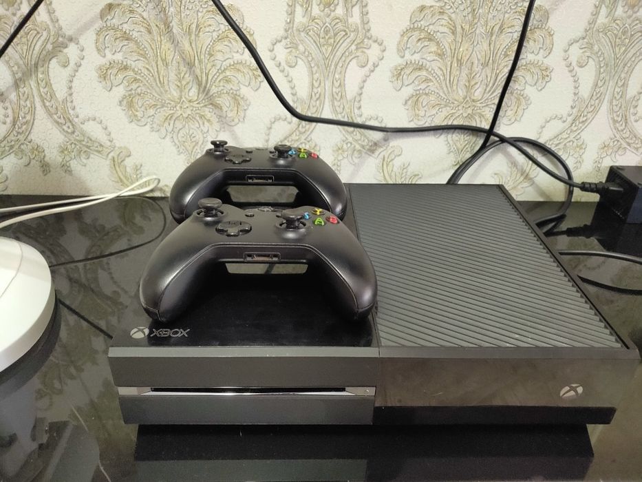 Xbox one с играми, два джойстика