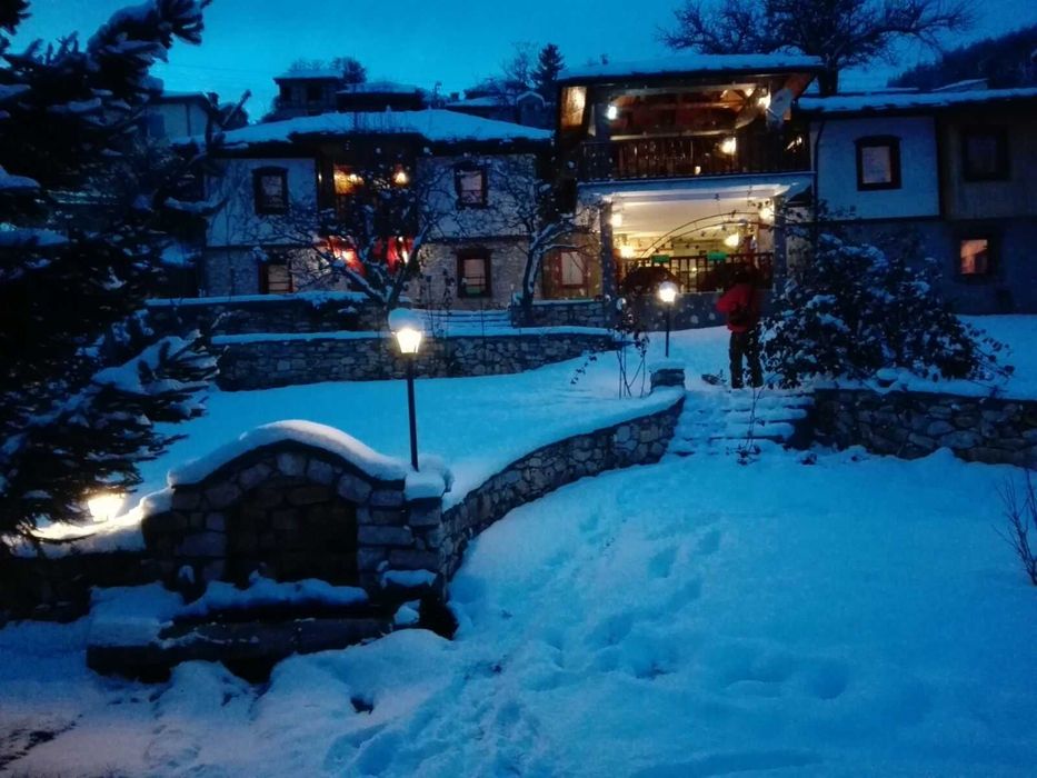 Продавам къща за живеене и къща за гости с голям двор