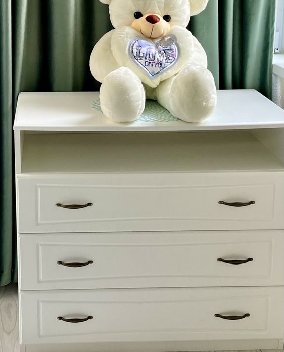 Vând comodă + două noptiere, set de dormitor